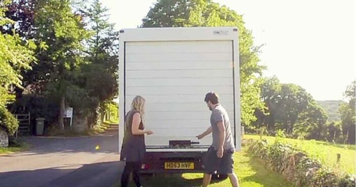 ¡Una joven pareja está convirtiendo furgonetas en sus nuevos hogares!