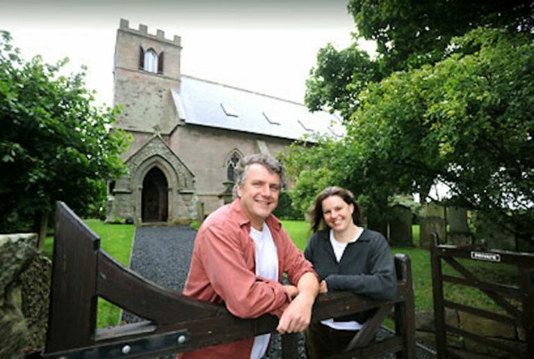 Para kupuje opuszczony kościół i daje mu nowe życie
