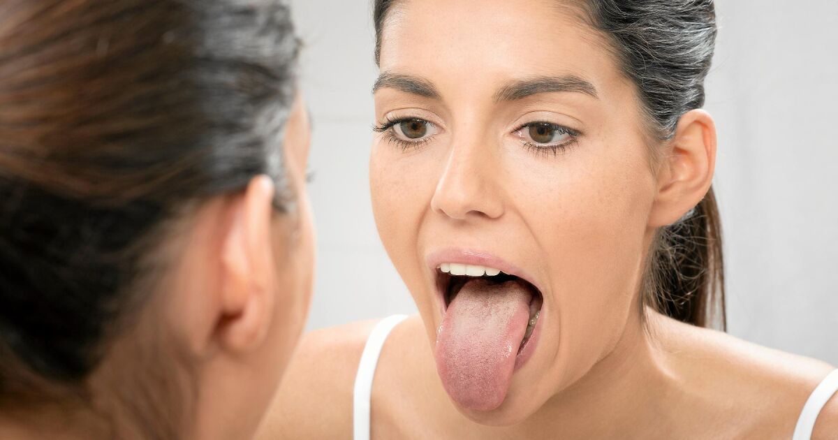Kvinna som sträcker ut tungan