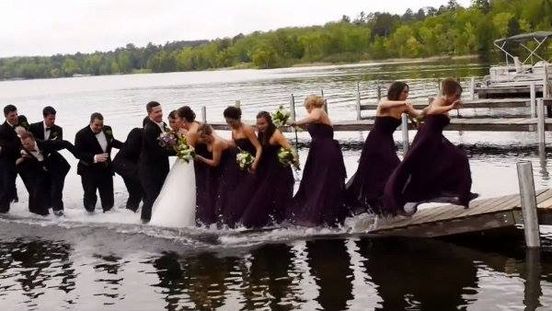 broken bridal train - funny wedding photos