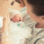 תינוקת שעתה נולדה התמתחה – הרופא הבחין במשהו שהפתיע את כולם