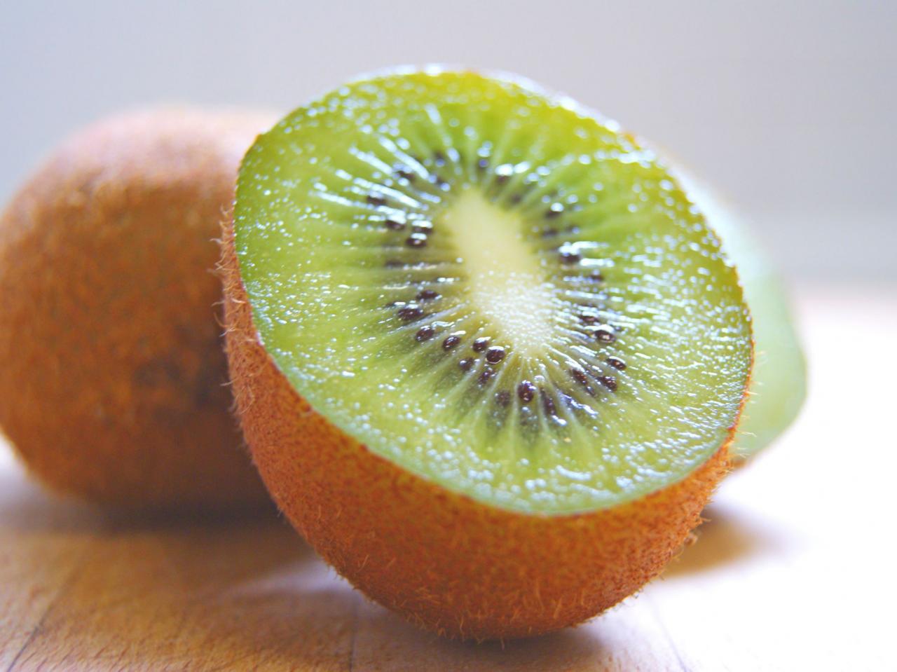 How to Peel Kiwi Fruit With a Spoon