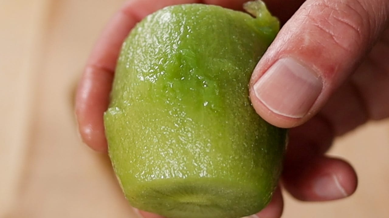 How To Peel a Kiwi Fruit - Spoon Trick - Also Knife and Peeler