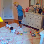 Teściowa opiekuje się bliźniakami - wtedy ich matka widzi nagrany materiał wideo ...