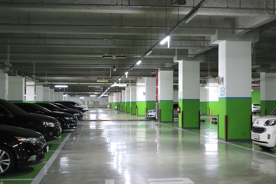 Estacionamiento de vehículos con buena iluminación
