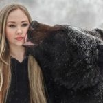 Cô gái kết thân với gấu khổng lồ và điều bất ngờ đột ngột từ gấu