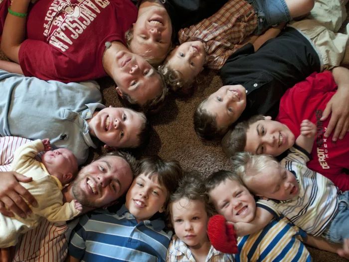 Un cuplu cu 14 fii a întâmpinat o fetiță după aproape 30 de ani