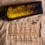 Đôi vợ chồng tìm thấy cái chai chứa thông điệp bí ẩn hơn 100 năm trước