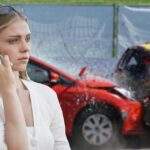 Mujer hablando por teléfono y detrás un choque entre autos