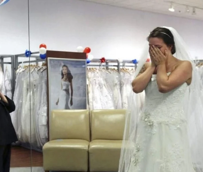 Tchýně zkazí svatbu nevěsty tím, že nosí její šaty