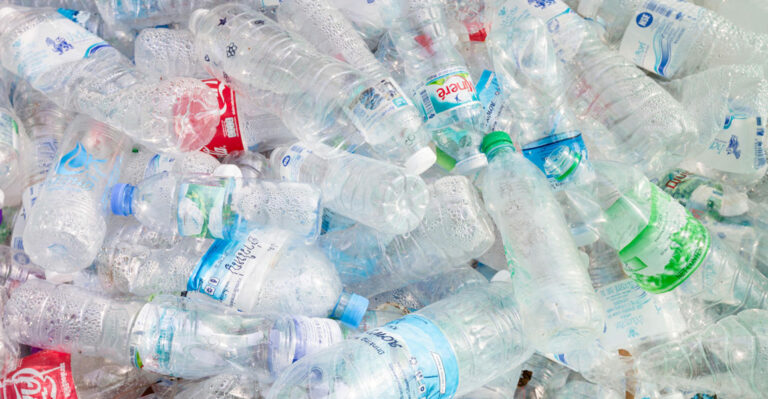 لن ترمي الزجاجات البلاستيكية في سلة المهملات أبداََ بعد الآن!